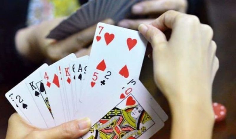 Mơ thấy đang đánh bài là điềm gì? Đánh số mấy lãi to? 5 Mơ đang đánh bài không phải giấc mộng xấu