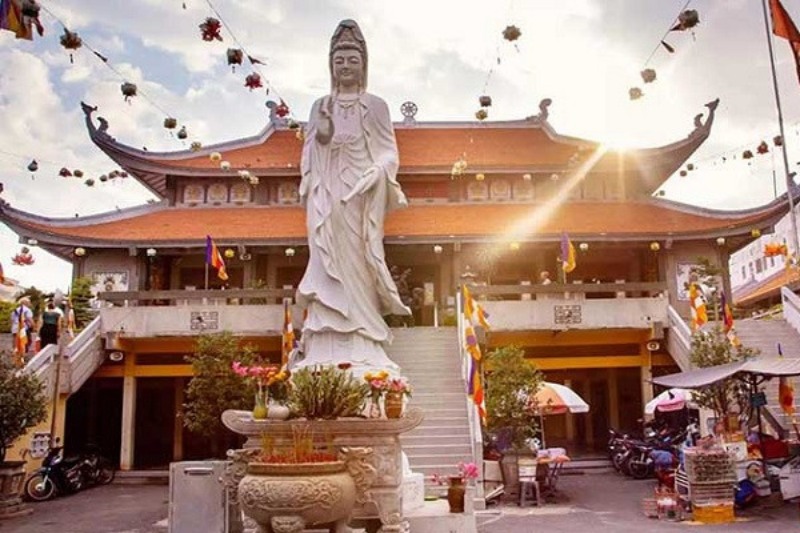 Mơ thấy đi chùa có điềm gì? Đánh con số nào thu lãi lớn? 5 Giấc mơ thấy đi chùa chiền thường mang nhiều ý nghĩa tâm linh