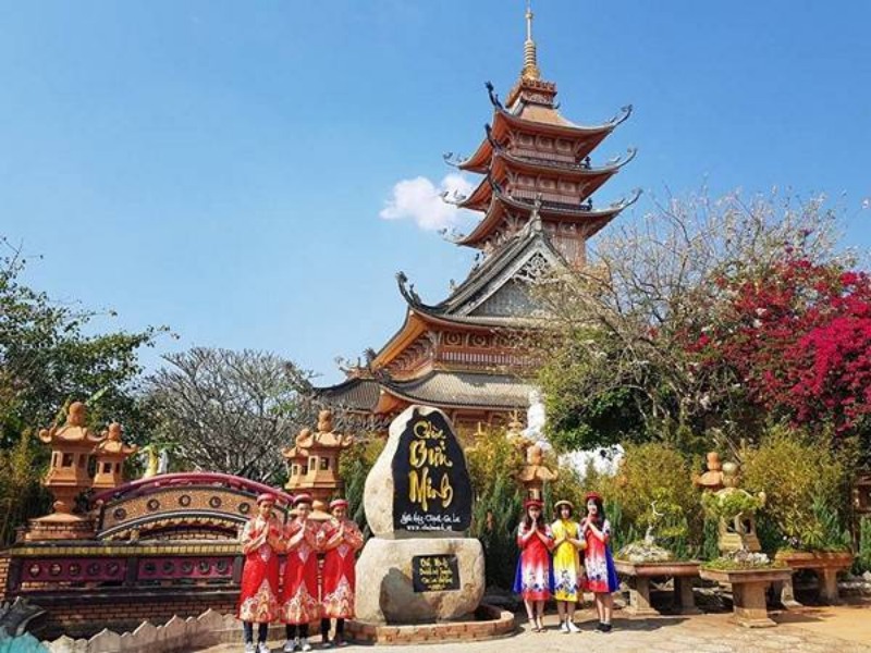 Mộng thấy hình ảnh mình trốn nhà đi chùa một mình