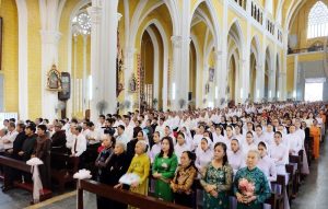 Mộng thấy đi lễ nhà thờ gặp rất nhiều người quen