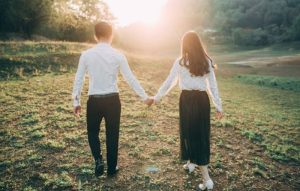 Ngủ mơ thấy tình huống crush đang đi dạo cùng mình