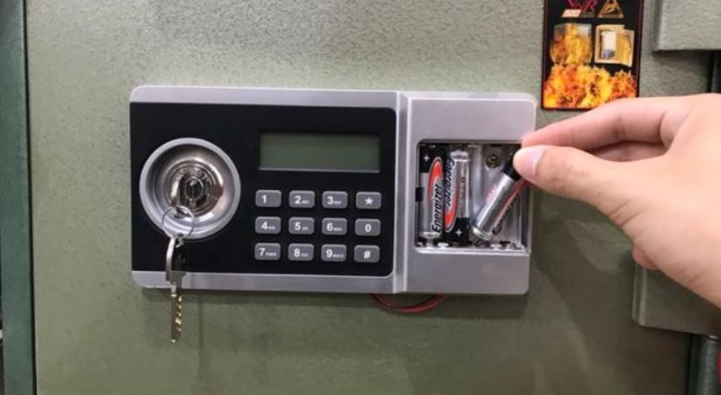 Mơ thấy trộm mở két sắt báo hiệu bạn sắp mất tài sản