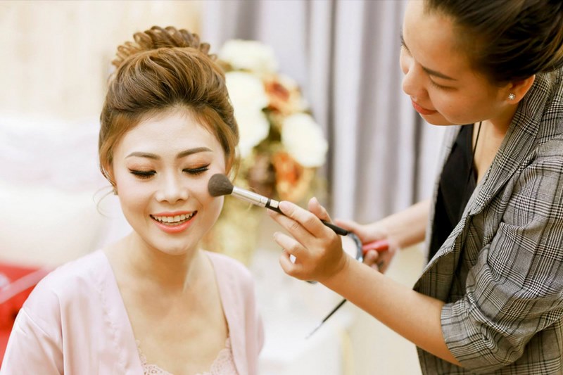 Makeup cho nữ là điềm báo tích cực dành cho chủ mộng thời gian tới