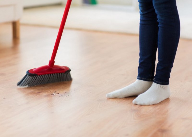 Mơ bản thân quét nhà báo hiệu gia đình bạn có khách đến chơi