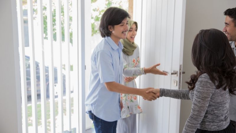 mơ thấy vào nhà người khác